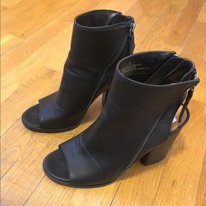 Chic black open toe booties 💫